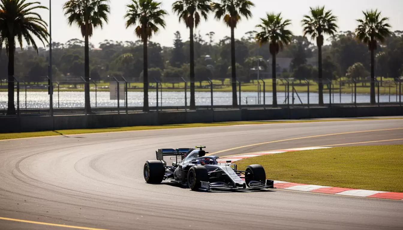 Formel-1-Bolide fährt durch eine Kurve am Albert Park Circuit in Melbourne mit Palmen im Hintergrund