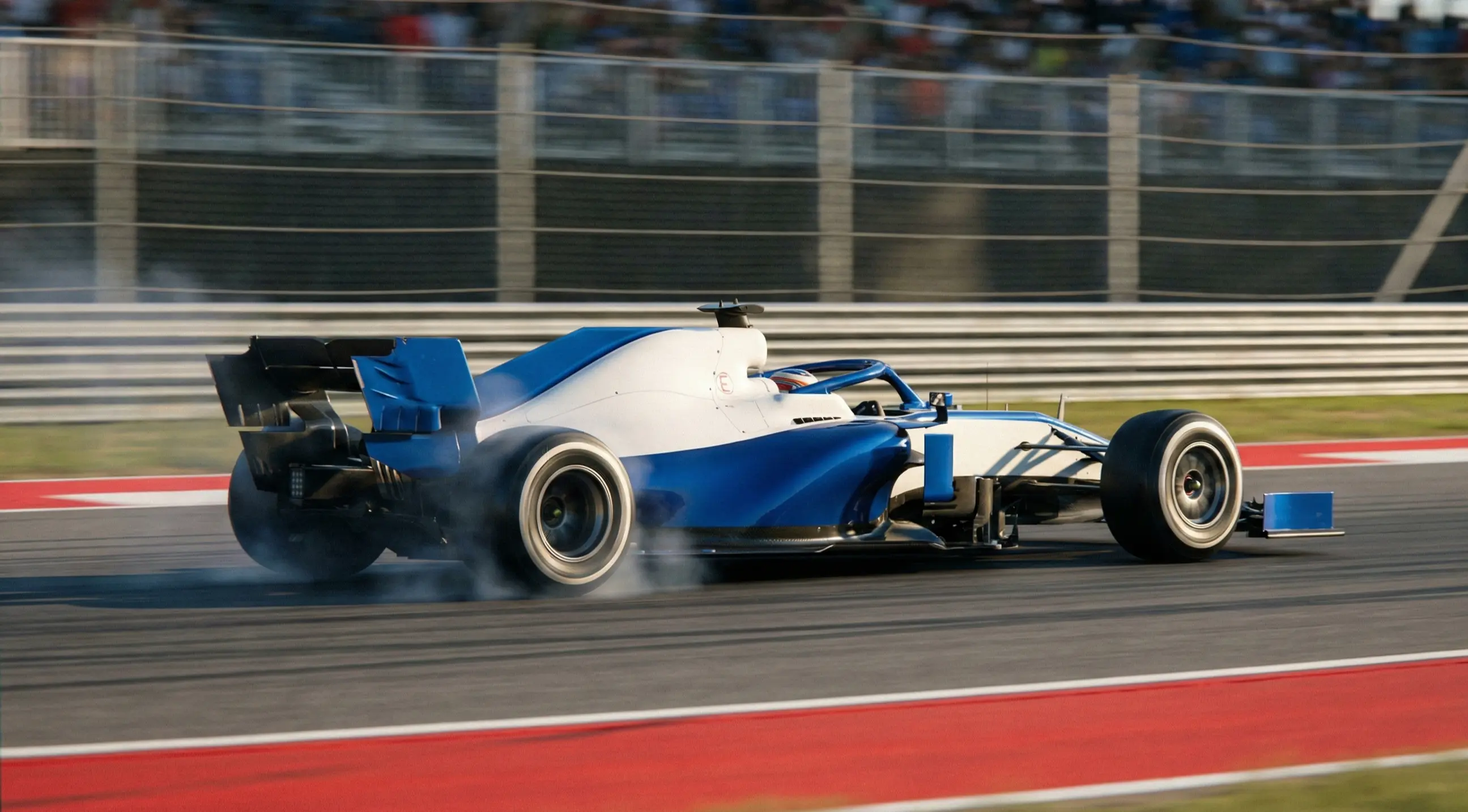 Formel 1 Wagen bei voller Fahrt während des Qualifyings