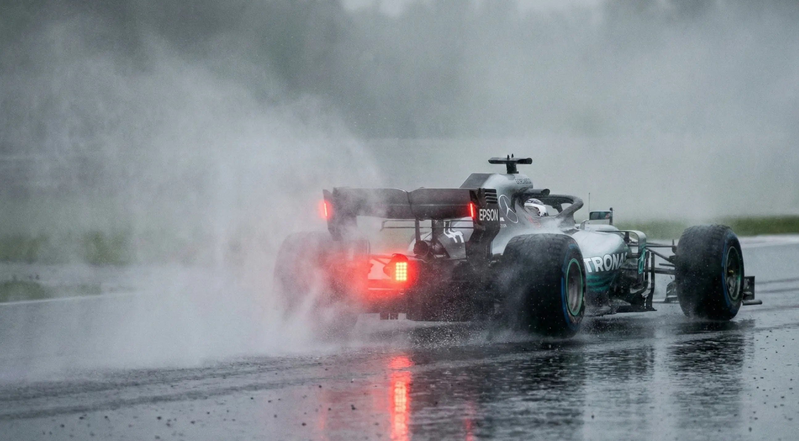 F1 Rennwagen bei Regen mit Wasserspritzern