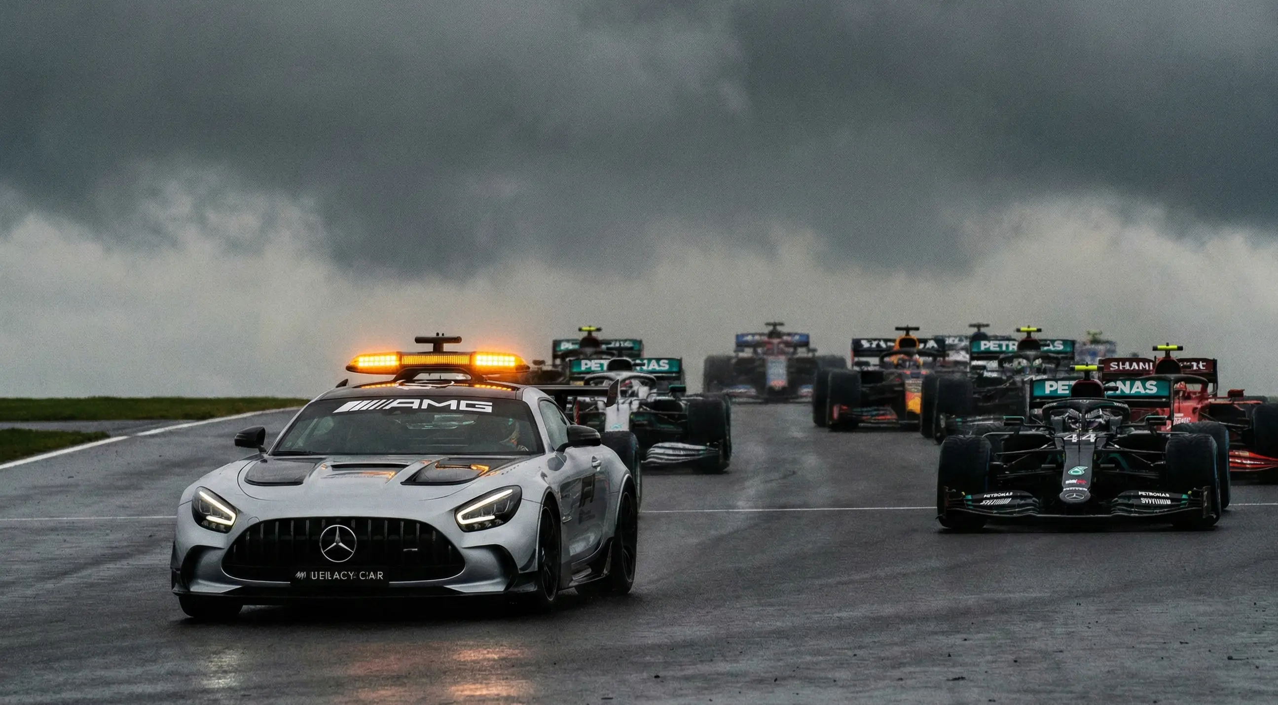 Safety Car führt das Feld der Formel 1 Fahrzeuge an