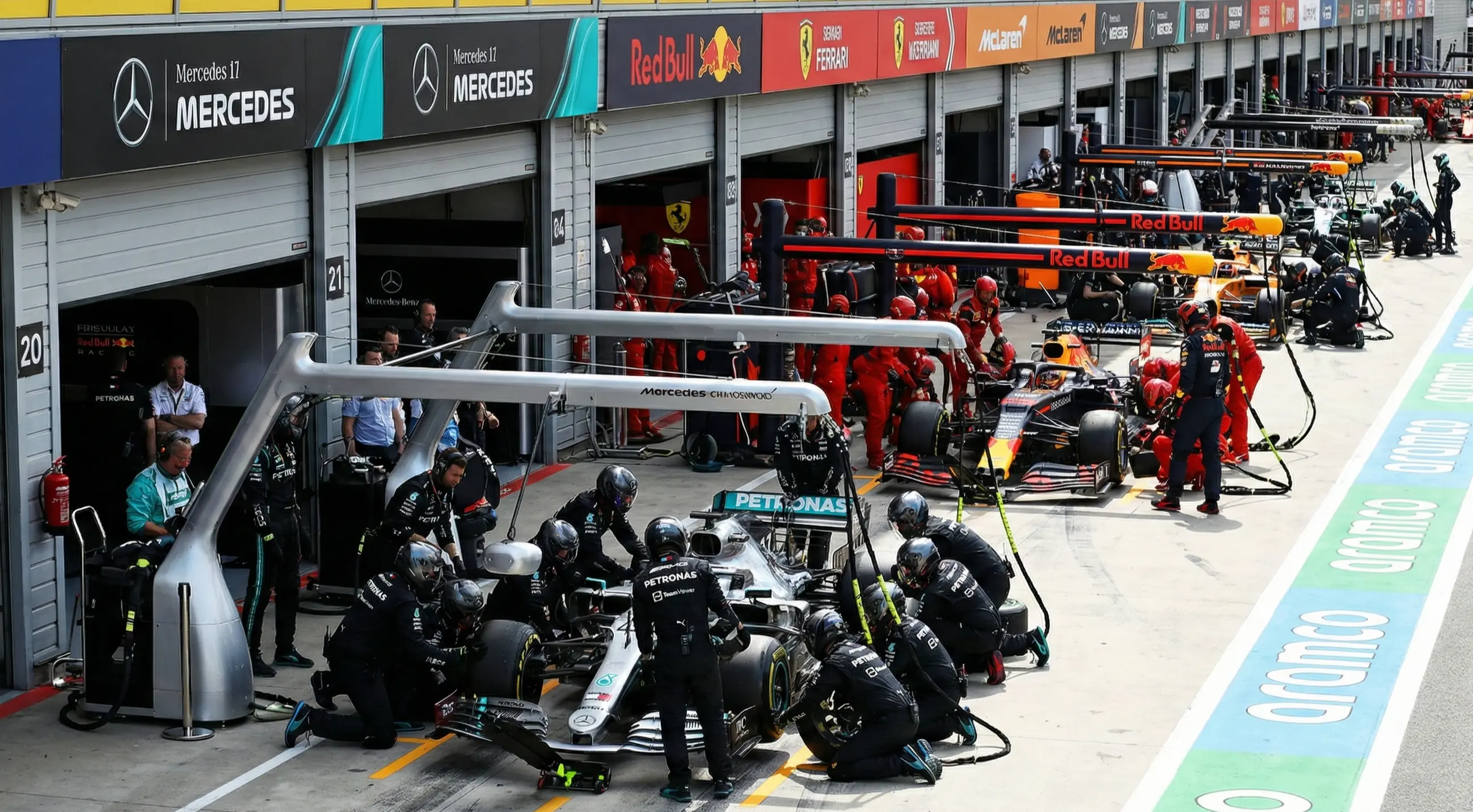 Formel 1 Boxengasse mit allen Teamgaragen